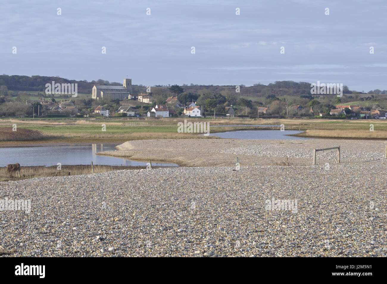 Von Salthouse Beach, North Norfolk, England mit Blick auf das Dorf und zeigt die Schindel nach dem Umzug ins Landesinnere. Stockfoto