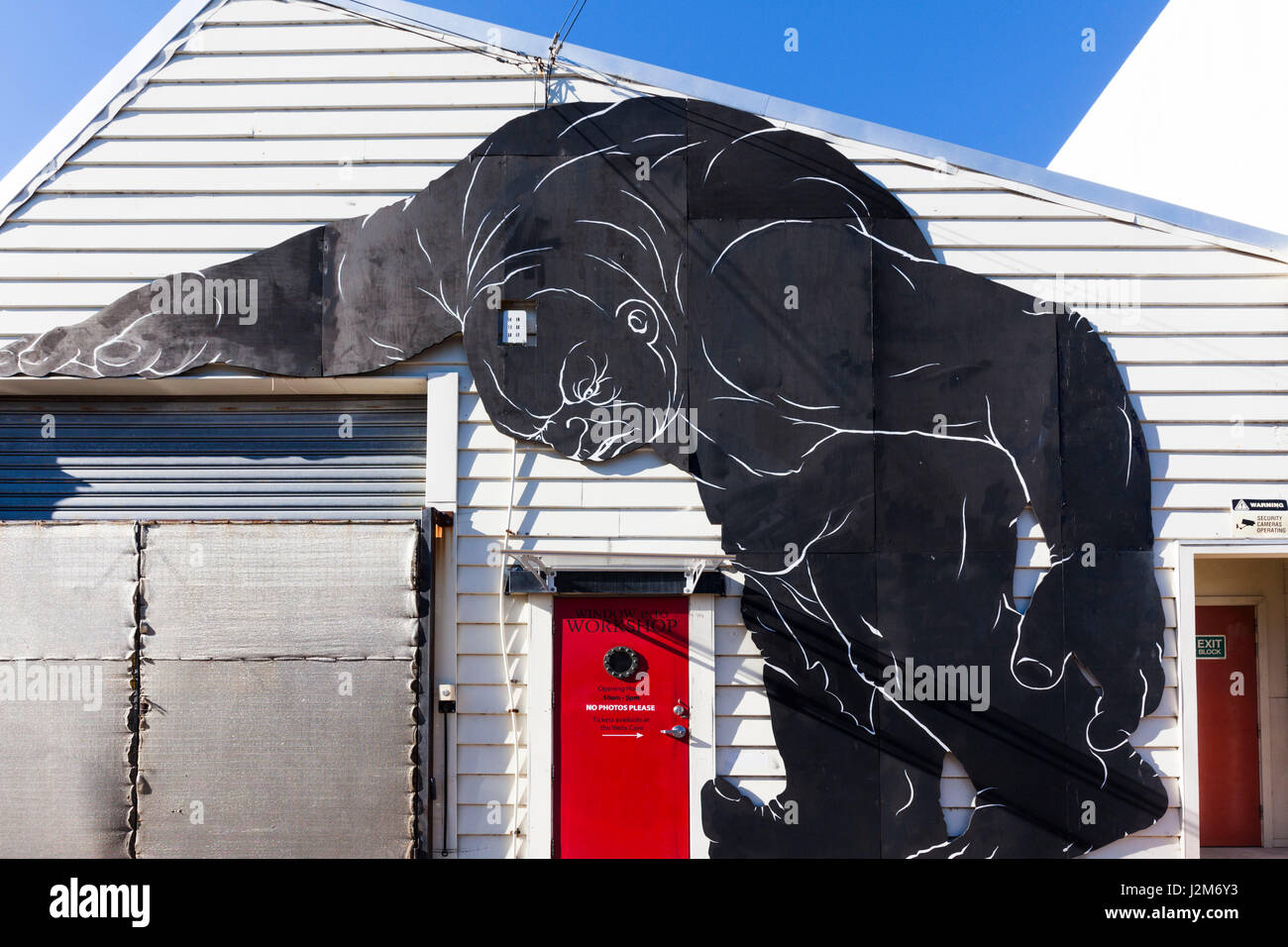 Neuseeland, Nordinsel, Wellington, Miramar Gegend, Weta Cave, berühmt Spezialeffekte Filmfirma, Exterieur mit einem Wandbild der Höhle Troll Stockfoto