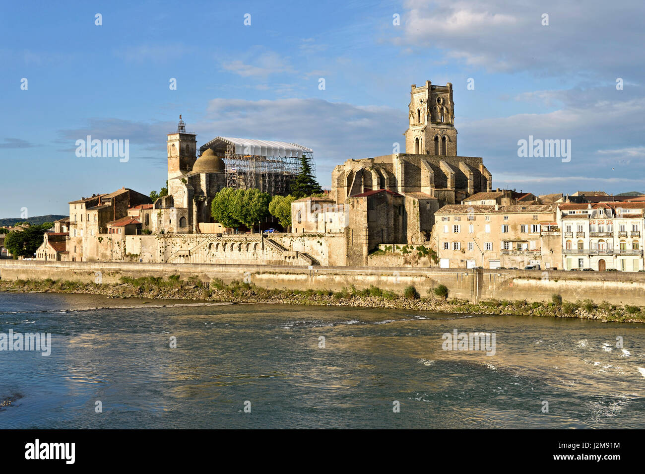 Frankreich, Gard, Pont Saint Esprit, die Prieuré St Pierre (St. Peter Priory) und St-Saturnin-Kirche Stockfoto