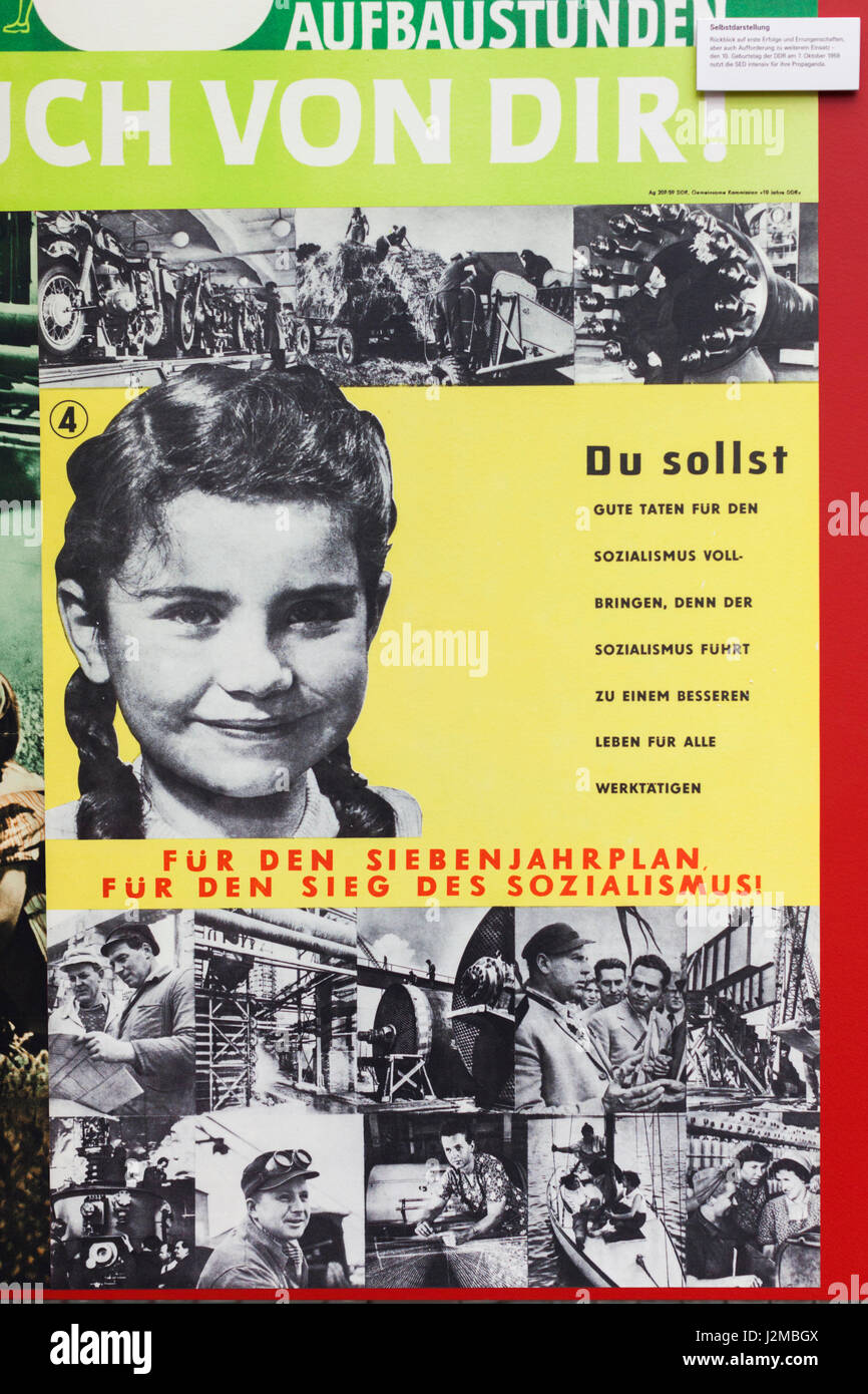 Deutschland, Nordrhein-Westfalen, Bonn, Museumsmeile, Museum für die Bundesrepublik Deutschland, DDR, DDR Plakat preist die sieben-Jahres-Plan und Sozialismus Stockfoto