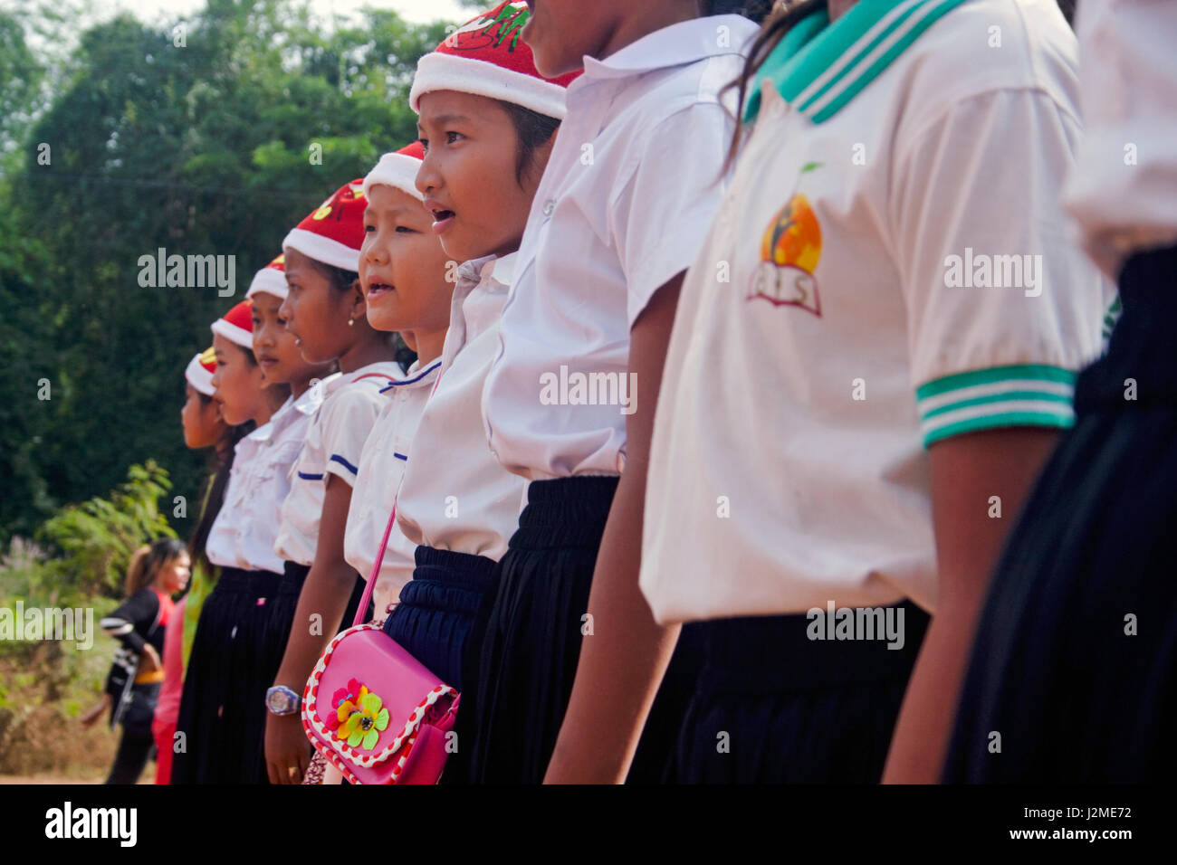 Kleinkinder sind bei der Weihnachtsfeier in einer ausländischen Sprachschule in Chork Vilage, Tboung Khmom Provinz, Kambodscha singen. Stockfoto