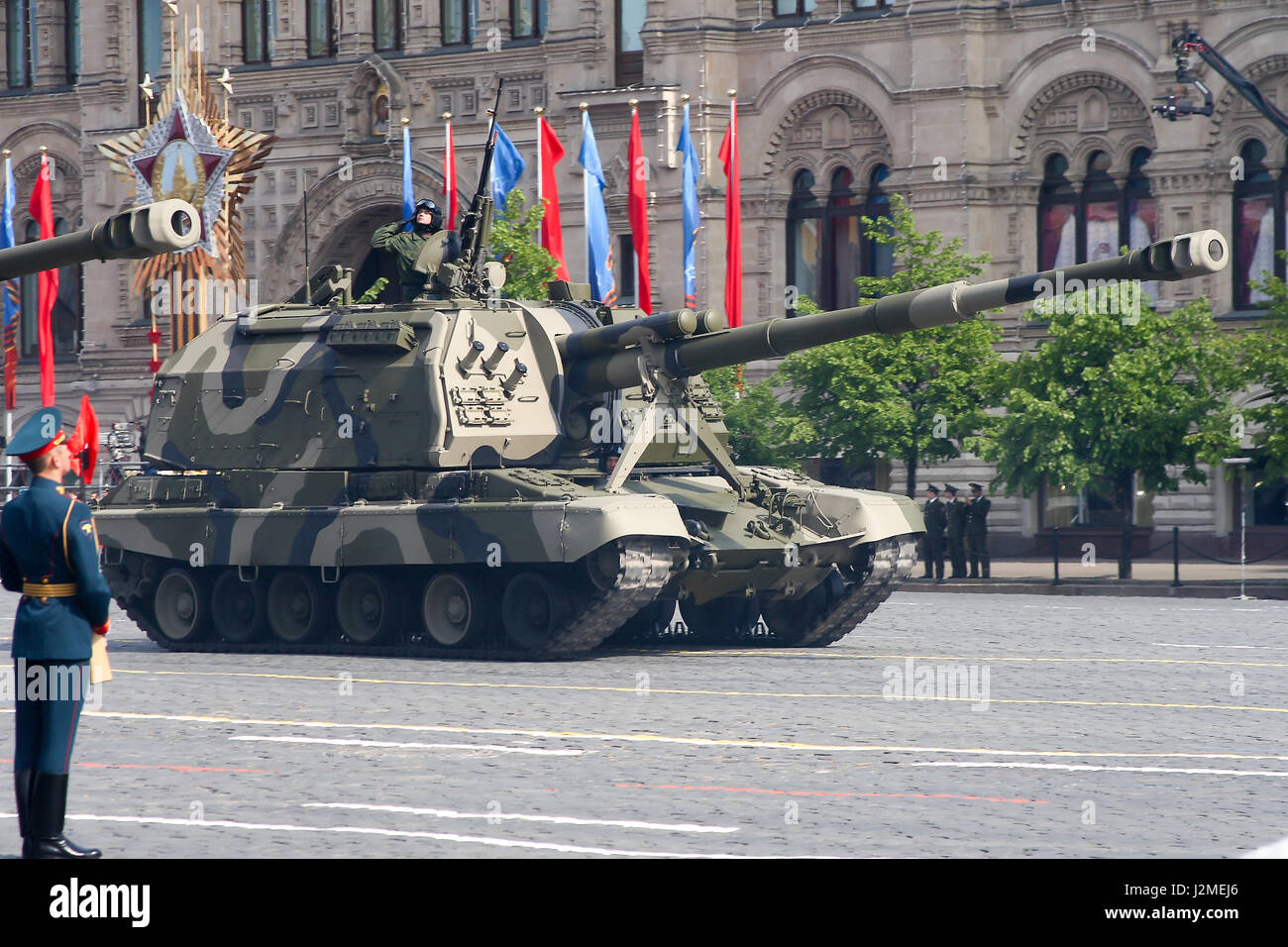 Moskau, Russland - 9. Mai 2008: Feier des zweiten Weltkriegs Victory Day parade auf dem Roten Platz. Feierliche Verabschiedung des Militärausrüstung, fliegende Flugzeuge und marschieren Soldaten. Stockfoto