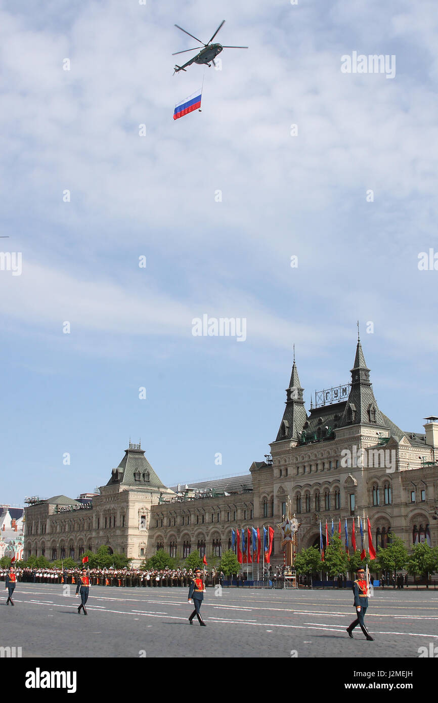 Moskau, Russland - 9. Mai 2008: Feier des zweiten Weltkriegs Victory Day parade auf dem Roten Platz. Feierliche Verabschiedung des Militärausrüstung, fliegende Flugzeuge und marschieren Soldaten. Stockfoto