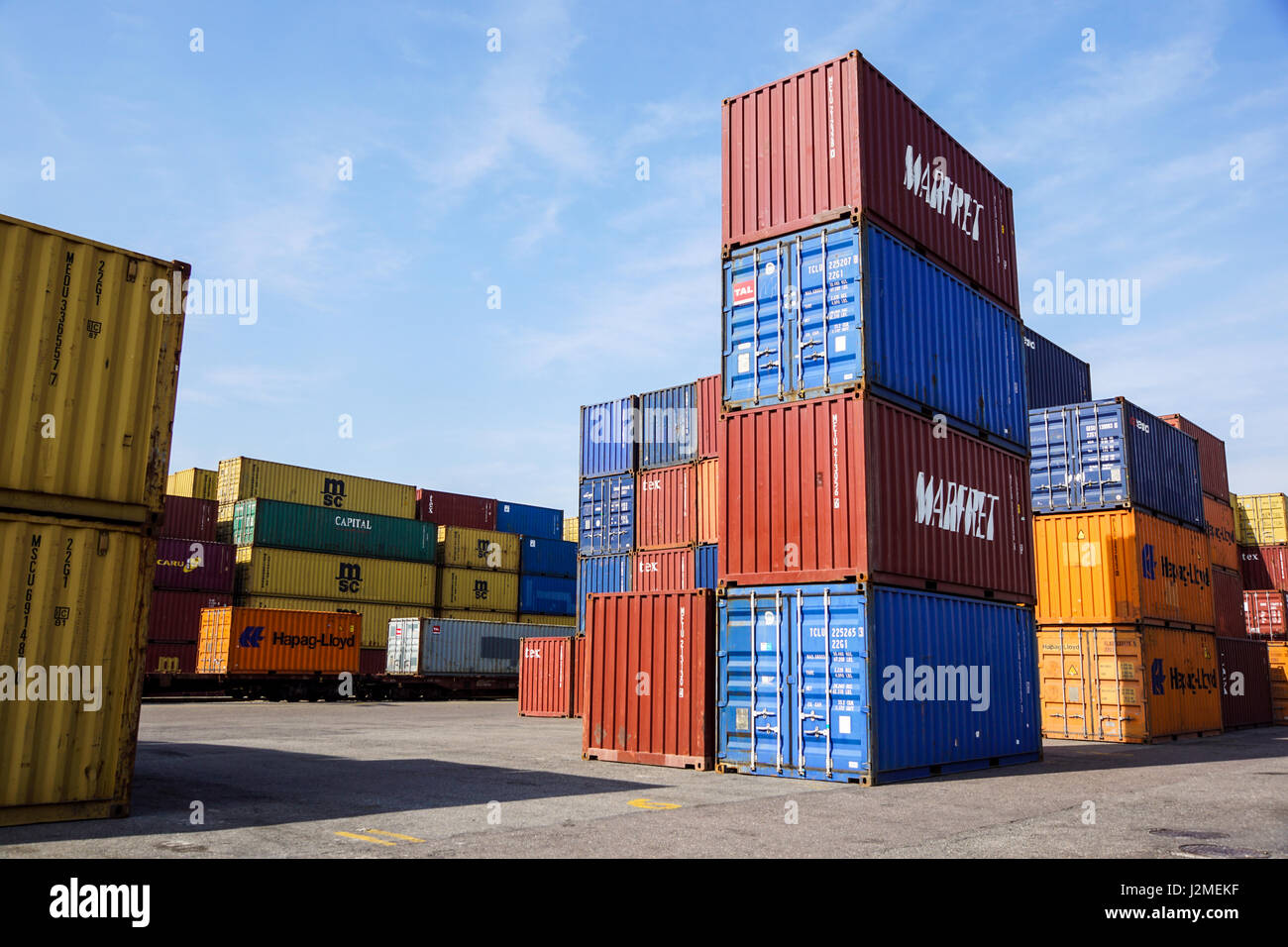 Mailand, Italien 10. April 2017: mehrere Container sind bereit, auf Schiffe im Hafen geladen werden. Container sind die klassische Methode für den Seeverkehr von verschiedenen Gütern Stockfoto
