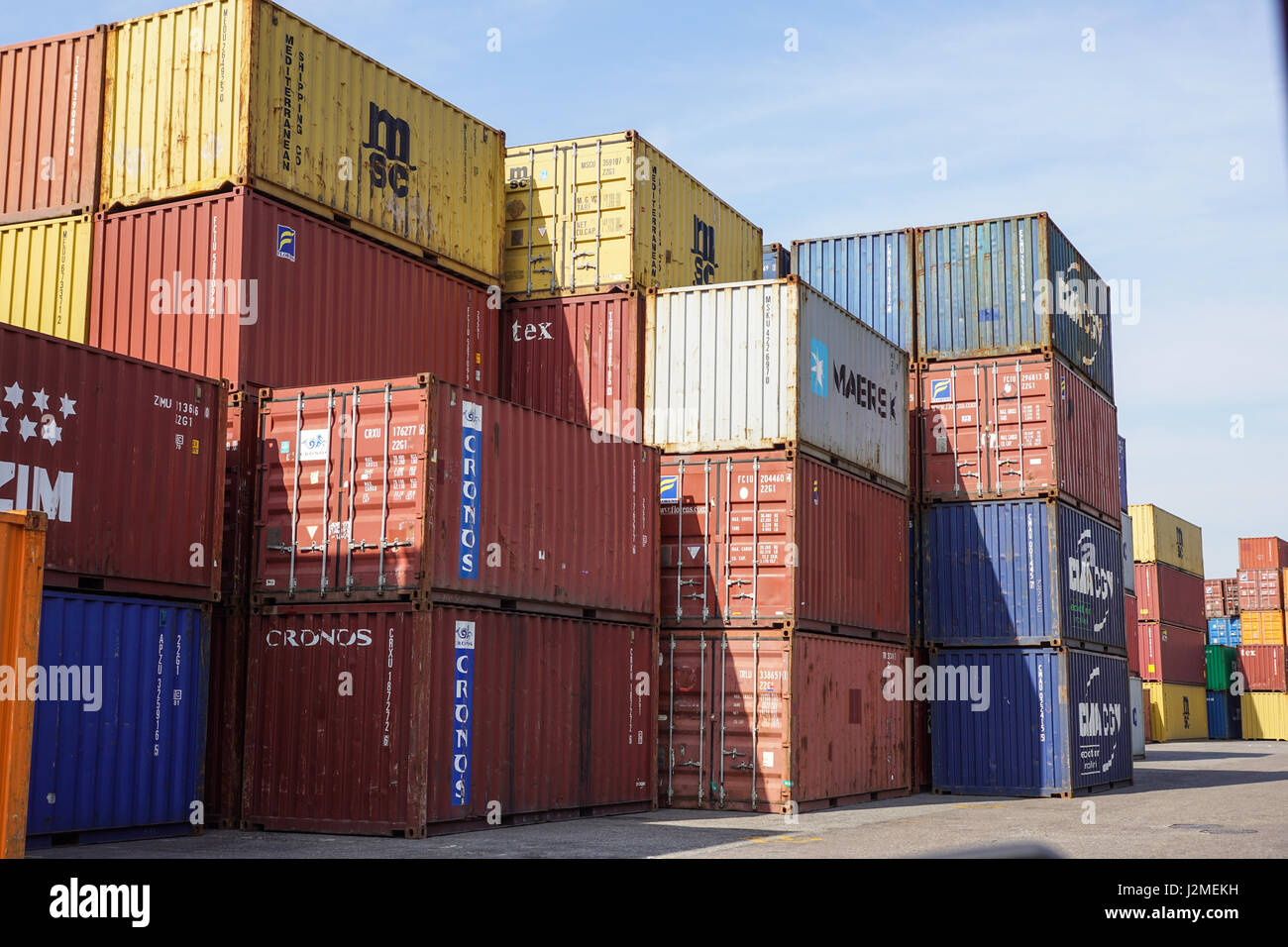 Mailand, Italien 10. April 2017: mehrere Container sind bereit, auf Schiffe im Hafen geladen werden. Container sind die klassische Methode für den Seeverkehr von verschiedenen Gütern Stockfoto