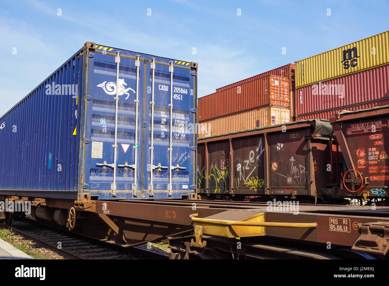Mailand, Italien 10. April 2017: mehrere Container sind bereit, auf Schiffe im Hafen geladen werden. Container sind die klassische Methode für den Seeverkehr von verschiedenen Gütern Stockfoto