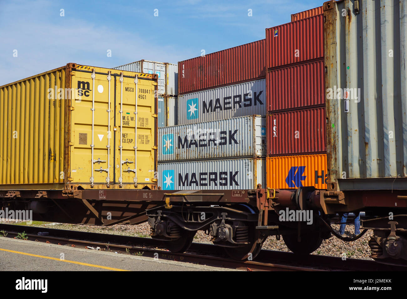 Mailand, Italien 10. April 2017: mehrere Container sind bereit, auf Schiffe im Hafen geladen werden. Container sind die klassische Methode für den Seeverkehr von verschiedenen Gütern Stockfoto