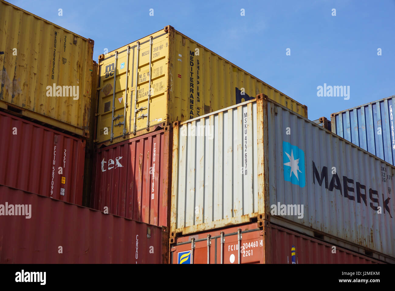 Mailand, Italien 10. April 2017: mehrere Container sind bereit, auf Schiffe im Hafen geladen werden. Container sind die klassische Methode für den Seeverkehr von verschiedenen Gütern Stockfoto