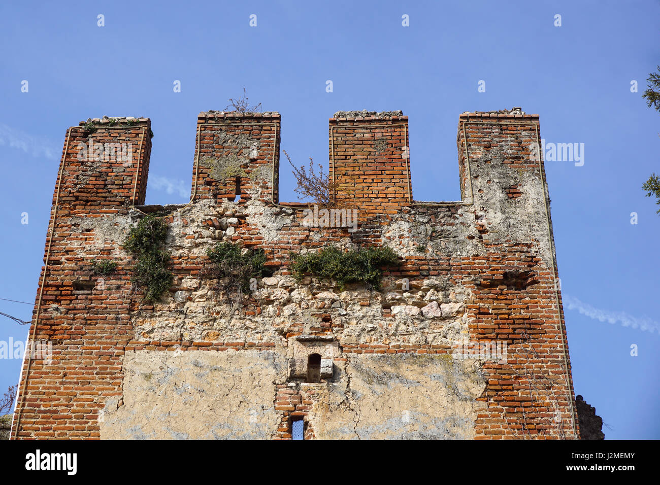 Detail einer alten mittelalterlichen befestigten Mauer des Schlosses Stockfoto