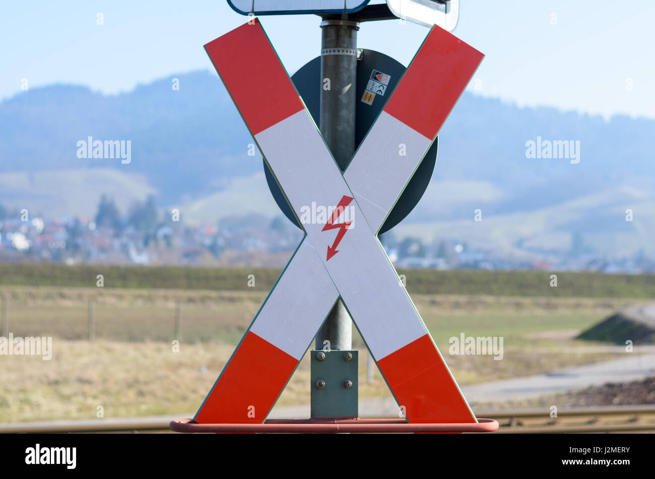 Falsche Richtung Eisenbahn Kreuz Zeichen, weißes Kreuz mit roten enden und roter Pfeil in Form eines Blitzes Bedeutung Gefahr. Sonniger Tag im ländlichen Raum Stockfoto