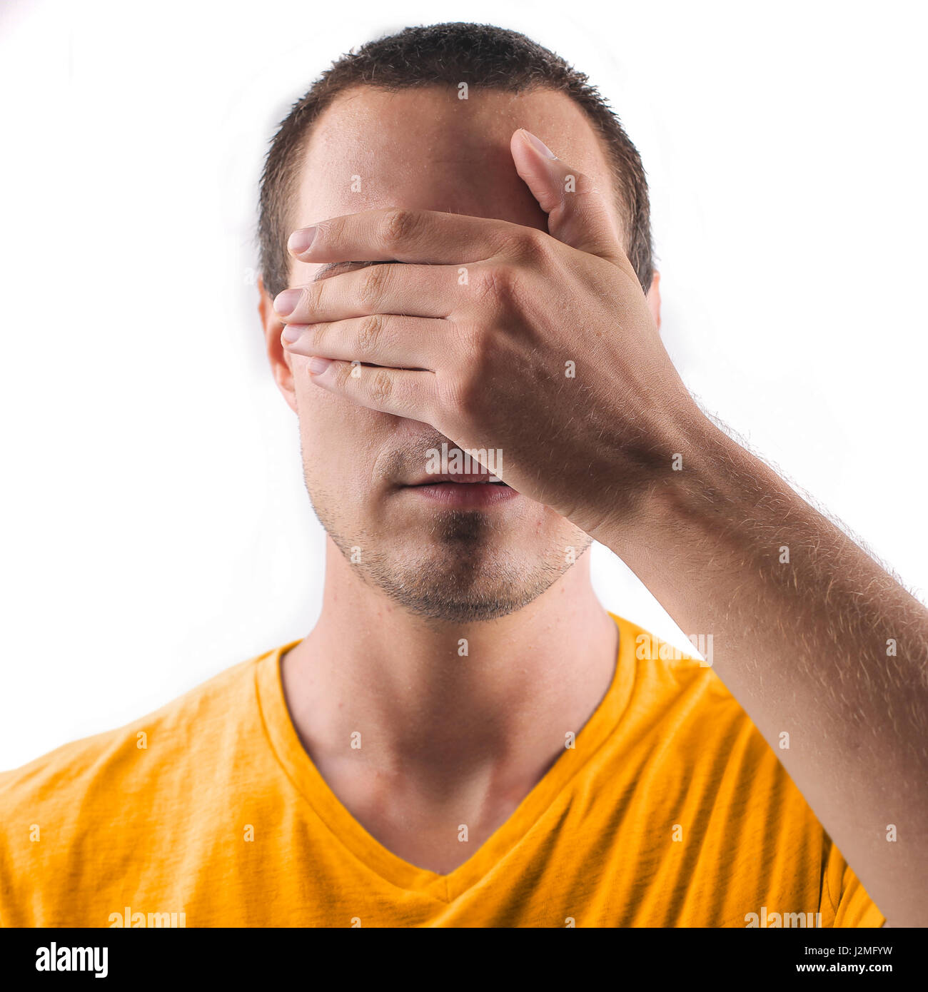 Seine Augen in der Manndeckung Stockfoto