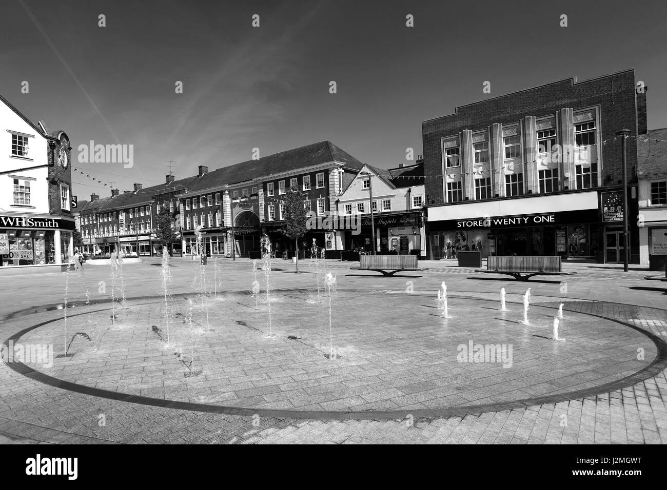 Sommer, August, Juli, Wasserfontänen in Leys Square, Letchworth Garden City, Hertfordshire, England Stockfoto