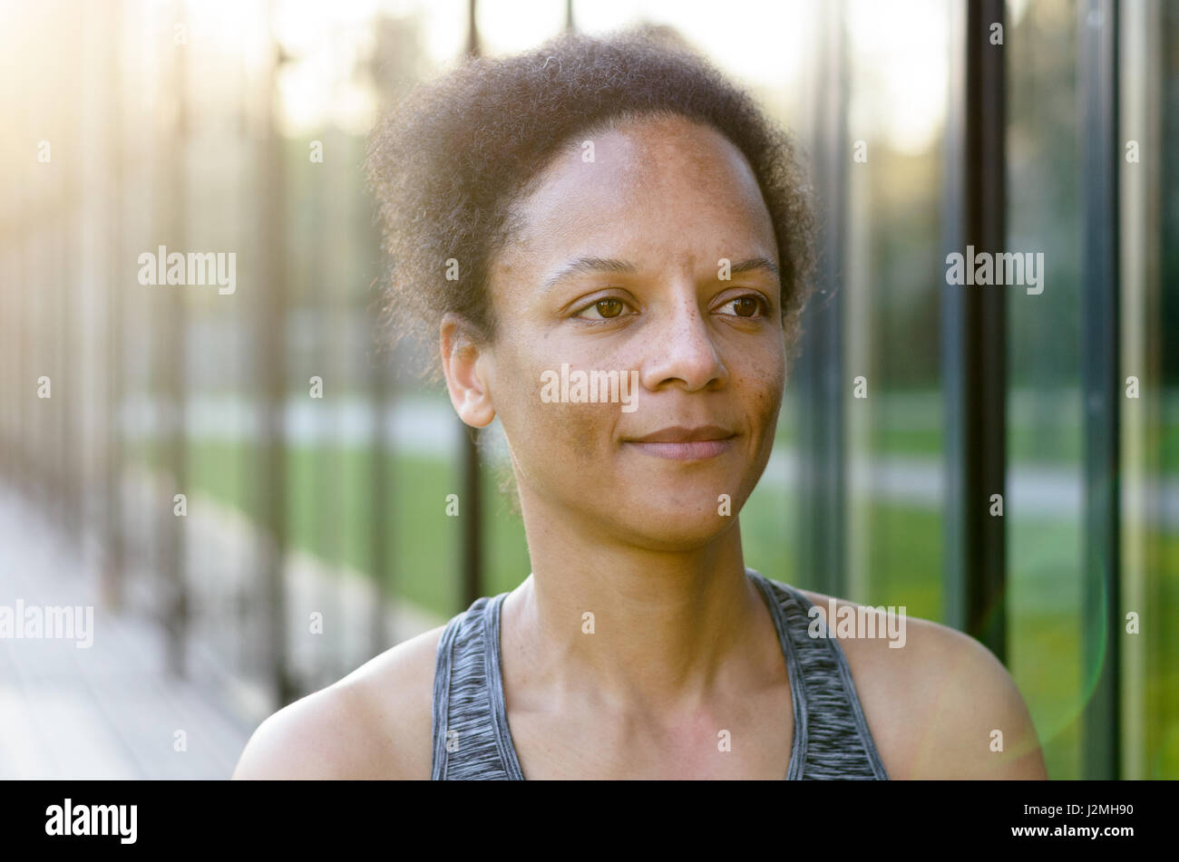 Seitenansicht der eine junge afrikanische Frau, während sie in die Ferne schaut Stockfoto