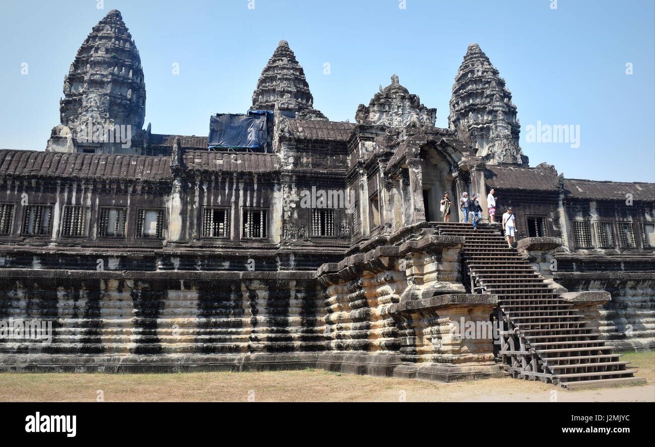Lange Treppe zum Eingang Ost der antiken Tempelruinen von Angkor Wat, Kambodscha Stockfoto
