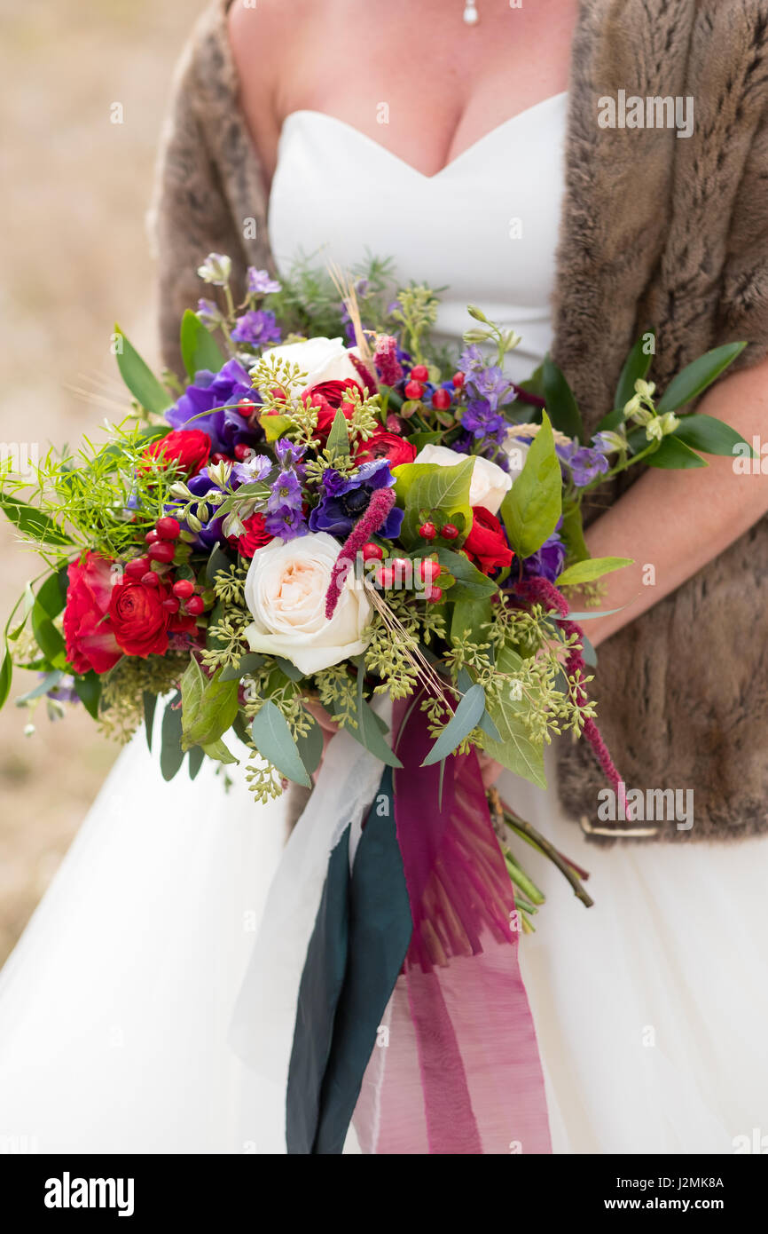 Braut hält Blumenstrauss Stockfoto