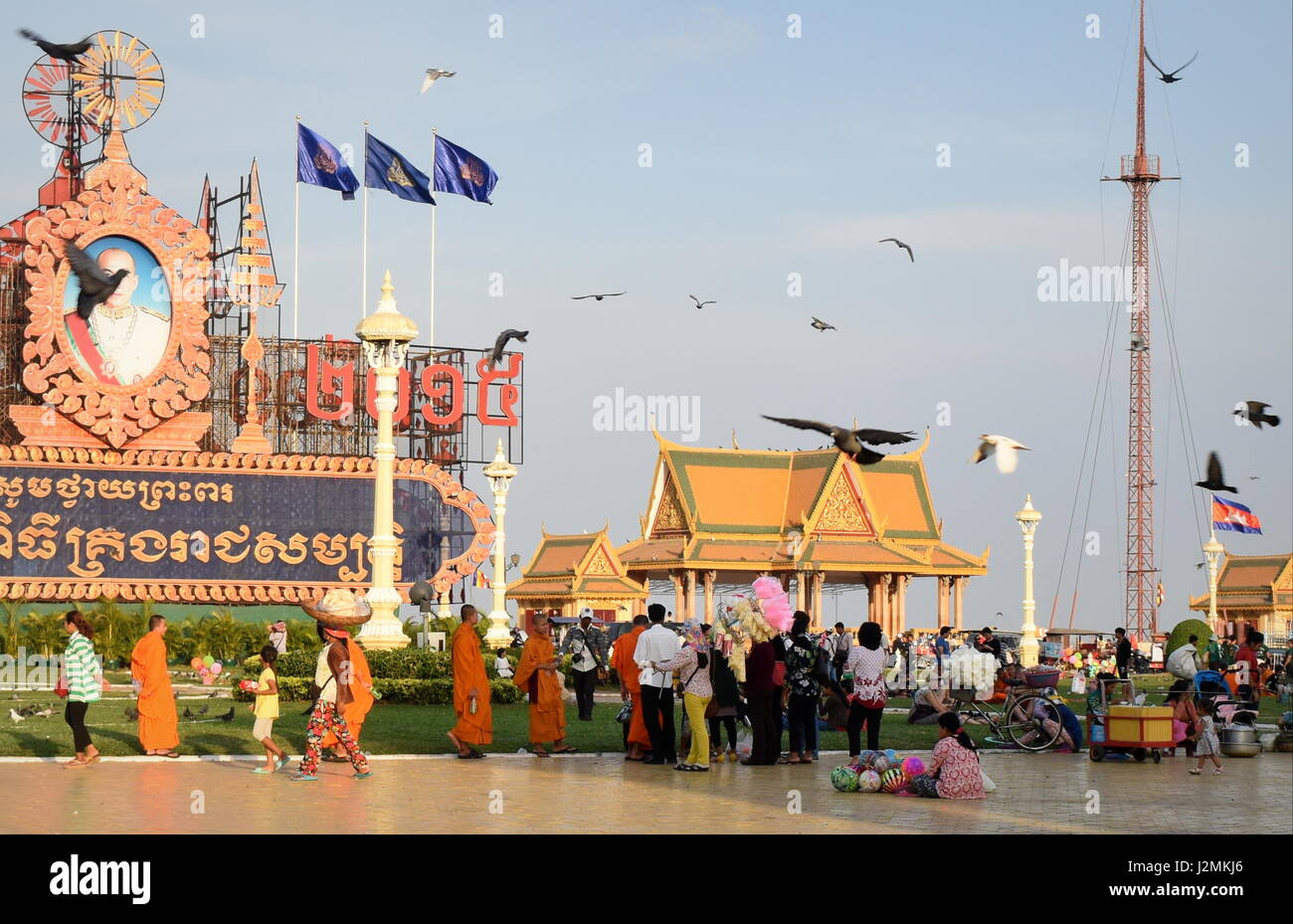 Phnom Penh Königspalast Platz für echte Menschen und buddhistische Mönche mit Khmer Kalligraphie und Denkmal für den König - Kambodscha Stockfoto