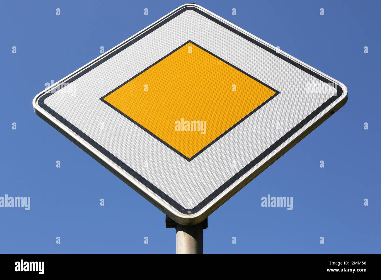 Deutsche Verkehrszeichen Vorfahrtsstrasse Stockfotografie Alamy