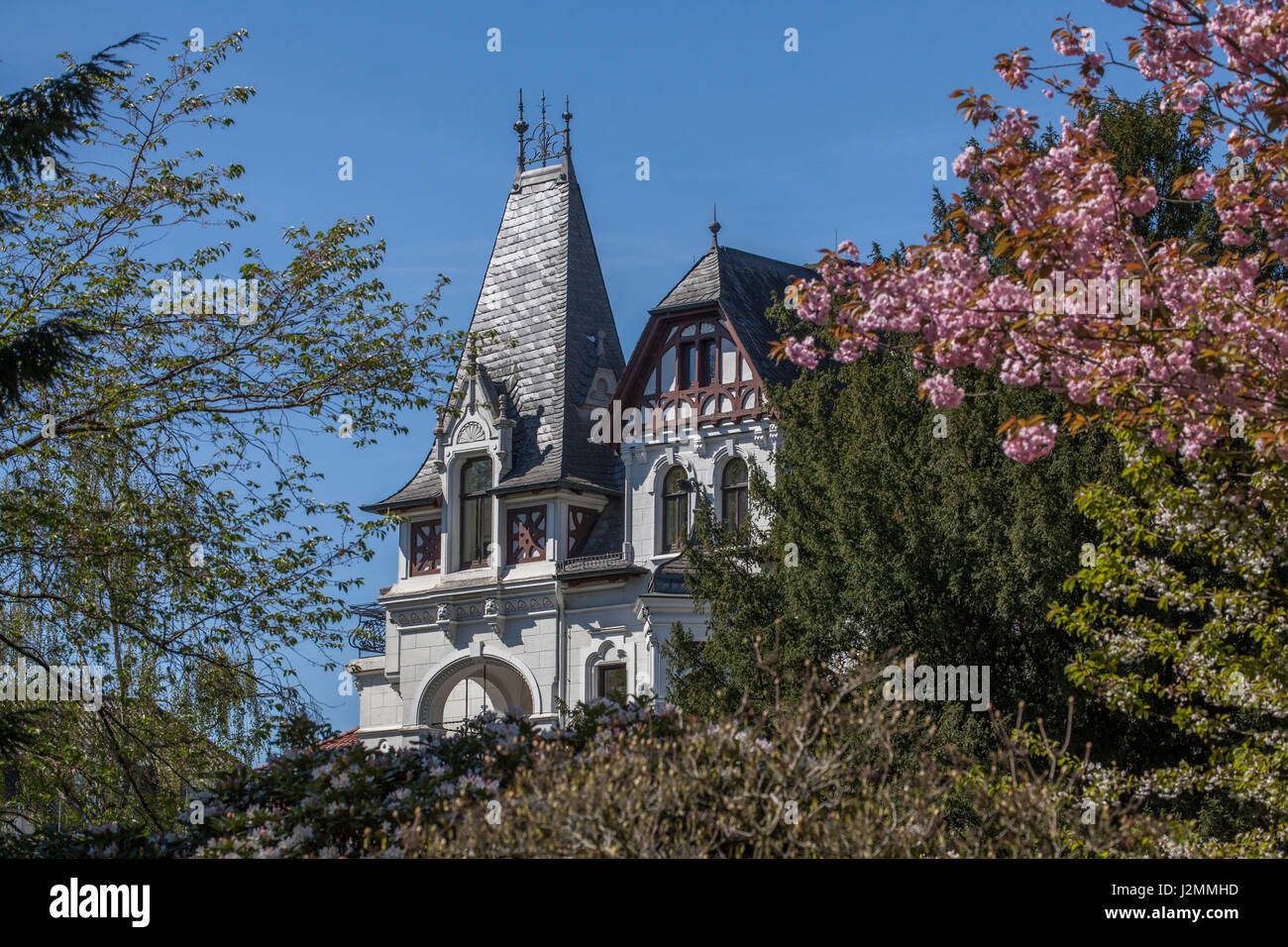 Haus im klassischen Stil im Frühjahr,