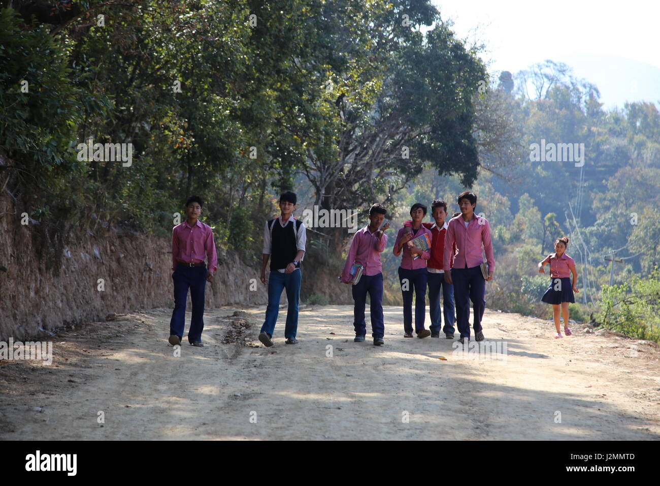 Schüler und Schülerinnen und Schüler auf dem Weg zur Schule auf dem Lande in Bandipur, Nepal Stockfoto