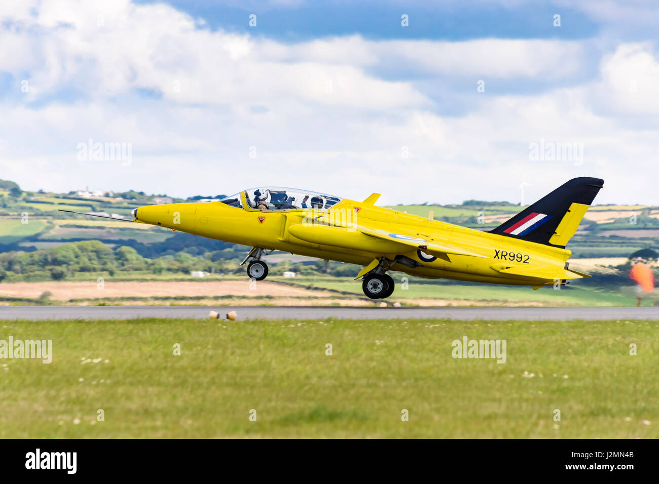 Der Folland Gnat G-MOUR (XR992) des Gnat Display Teams in den Farben des berühmten Yellowjacks Display Teams Stockfoto