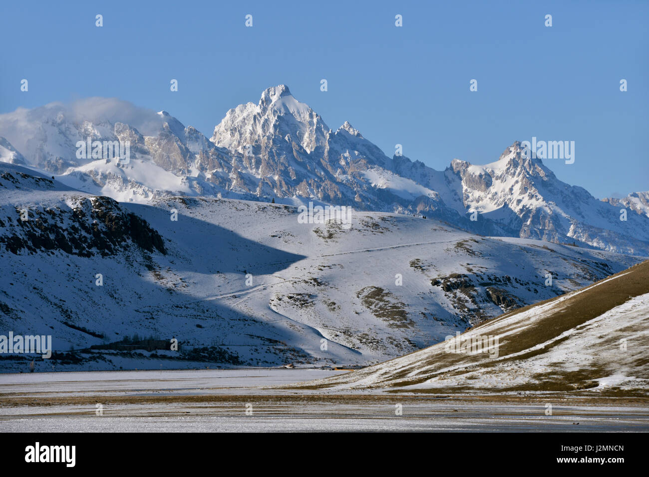 Blick auf Schnee bedeckt Berge, Grand Teton Range über National Elk Refuge im Winter, schöne Wintertag, Wyoming, USA. Stockfoto