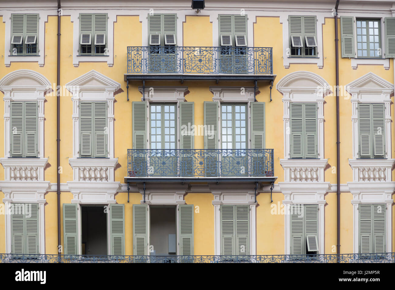 Frankreich, Nizza, französischer Architektur: Fensterläden, Fenster und Balkone in Place Garibaldi. Stockfoto