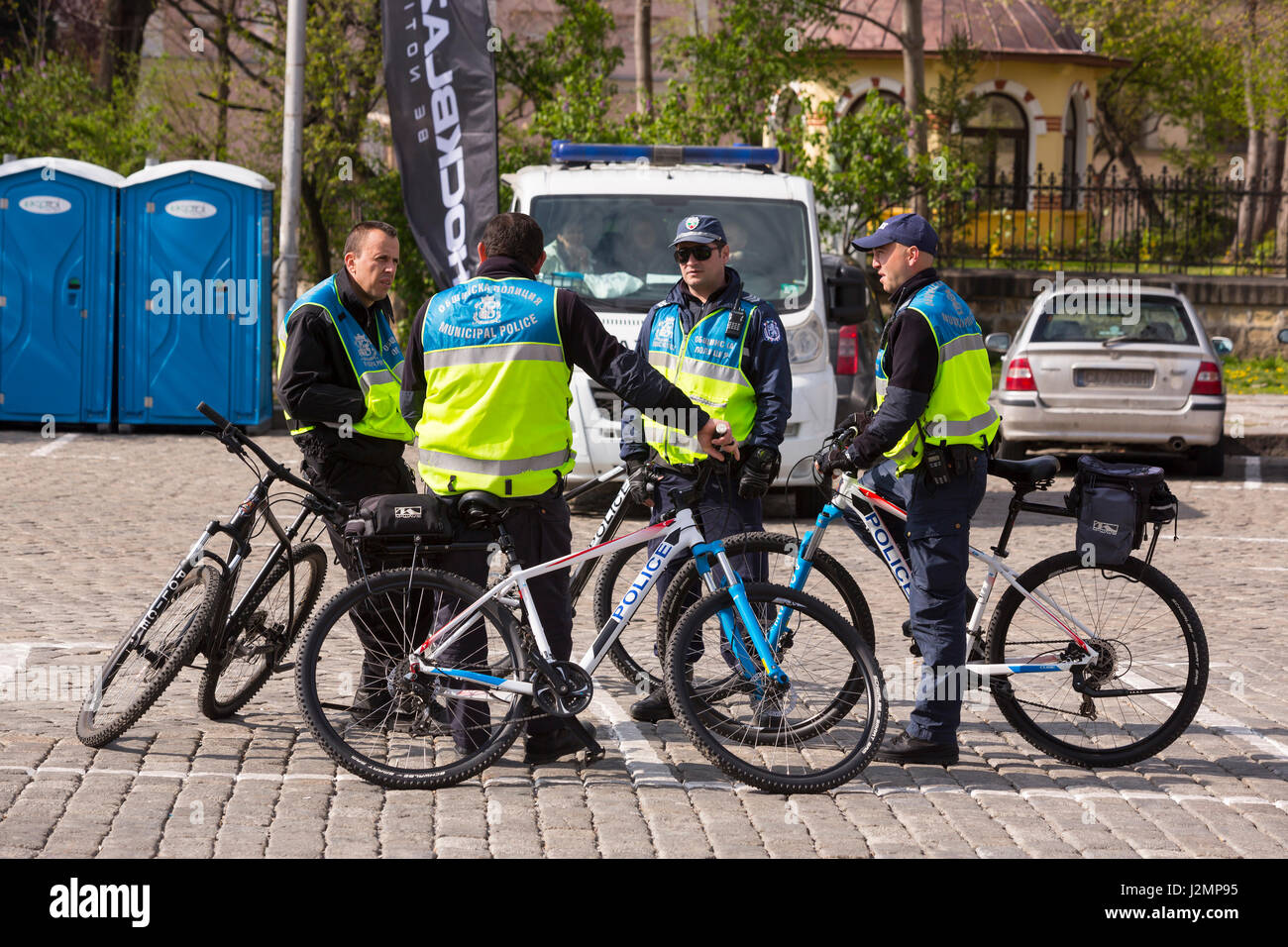 Sofia, Bulgarien - 9. April 2017: vier Polizisten mit ihren Fahrrädern sprechen Sie mit jeder Otther im Zentrum von Sofia. Stockfoto