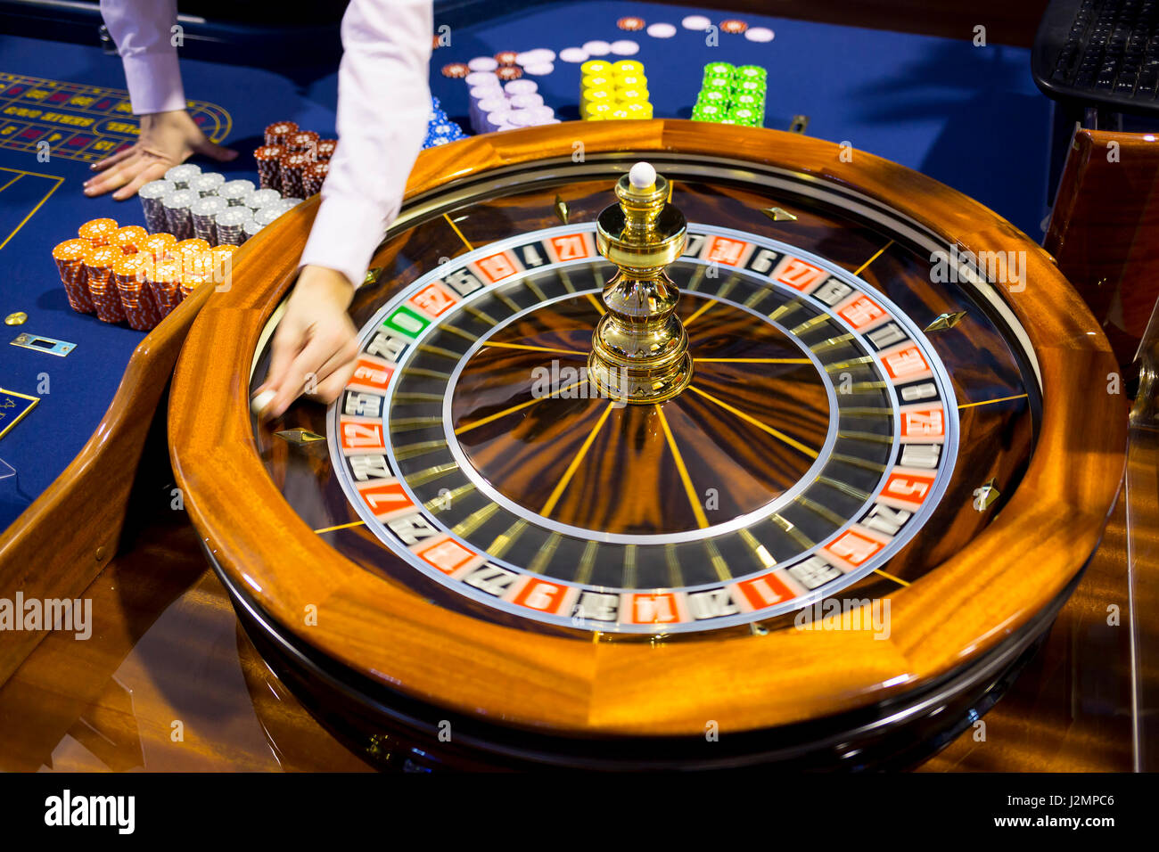 Roulette-Tisch im Casino. Ball in der rotierenden Spielautomaten. Hölzerne Roulette-Rad. Croupier Versionen Casino roulette weiße Kugel. Stockfoto