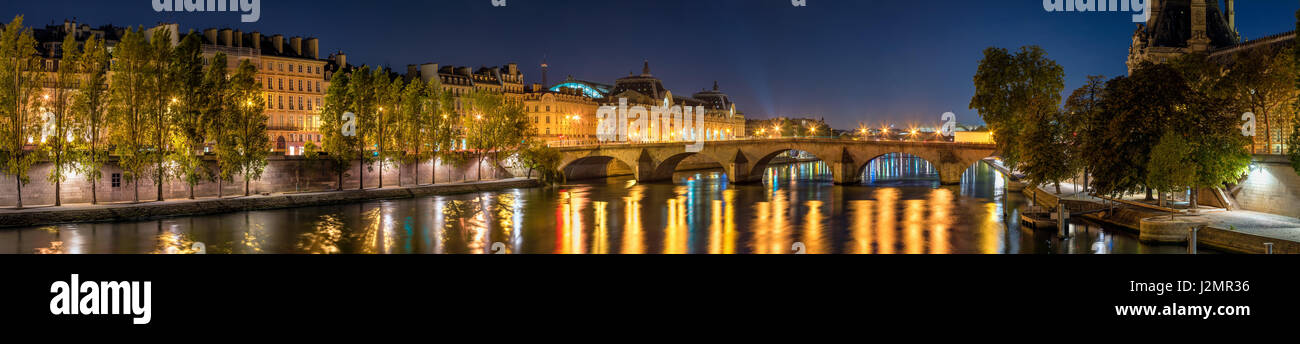 Blick auf die Seine-Ufer, die Brücke Pont Royal und Musée d ' Orsay in der Morgendämmerung. Paris, 7. Arrondissement, Frankreich Stockfoto