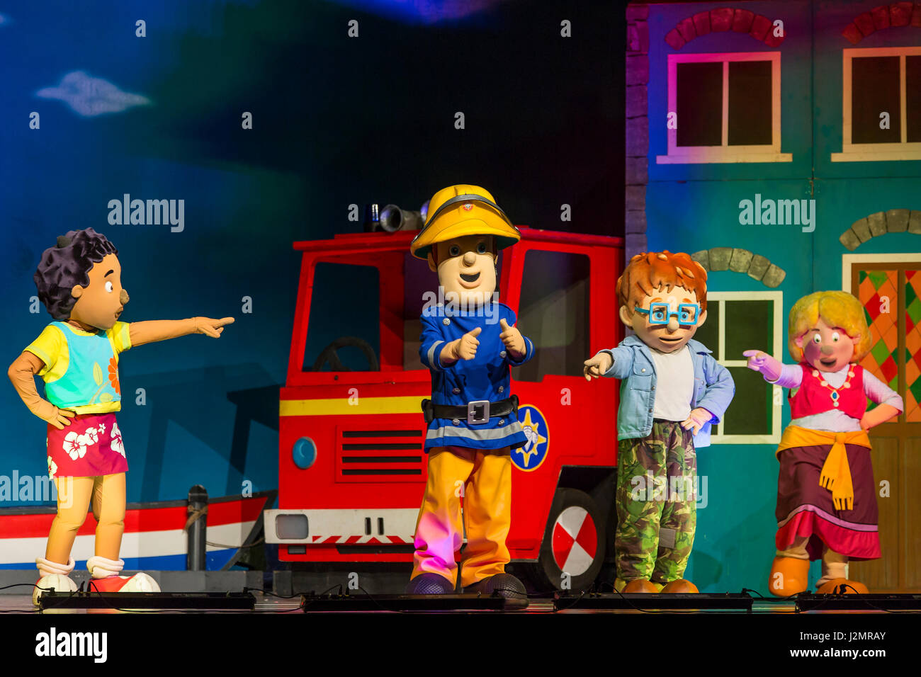 Wetzlar, Deutschland. 27. April 2017. Feuerwehrmann Sam Live: Pontypandy Rockt!, deutsche Kinder Theater Anpassung der Welsh-britische animierte Komödie Kinder-und Jugendfernsehserie Feuerwehrmann Sam vom Theater Auf Tour Darmstadt/Deutschland (in Zusammenarbeit mit Van Horne Entertainment, Niederlande). Leistung bei Stadthalle Wetzlar. Charaktere in Szene: Mandy Flut, Feuerwehrmann Sam, Norman Preis, Gwendolyn (ursprünglich Bronwyn Jones).  ---Fotocredit: Christian Lademann Stockfoto