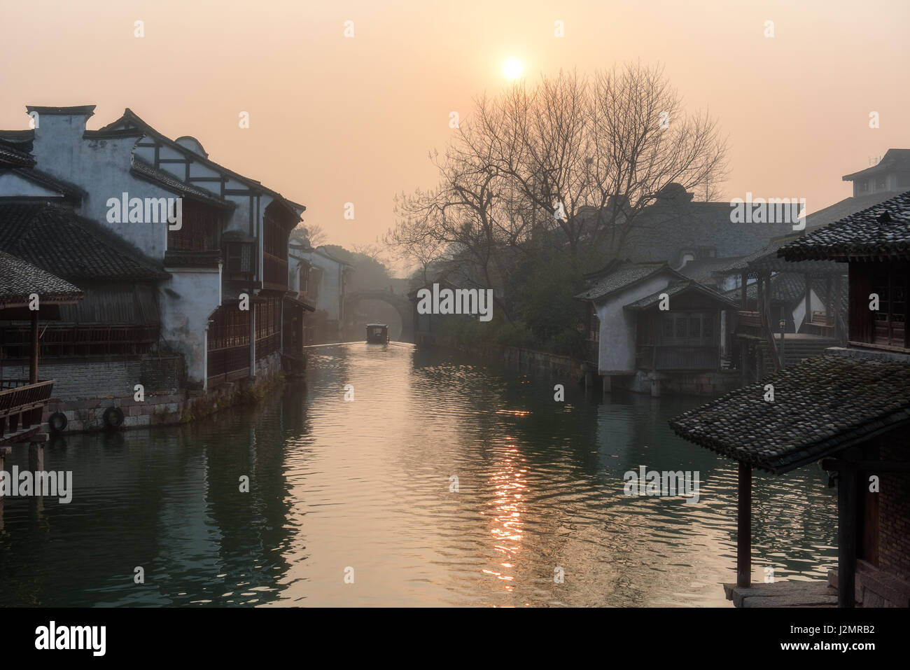 Die neblige Morgen in Wuzhen Wasser Dorf The Wuzhen Wasserdorf befindet sich in Jiaxing, Zhejiang Provinz, China. Stockfoto