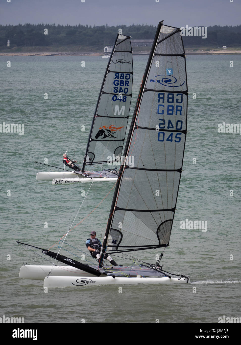 Ein Paar von zwei Schatten Jollen Schatten racing Kopf in Yacht Race auf Solent in Knurrhahn Bay ruhiges Wasser zu Kopf Stockfoto