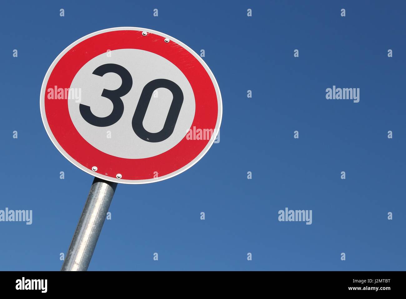 Deutsche Verkehrszeichen: Geschwindigkeit 30 km/h zu begrenzen