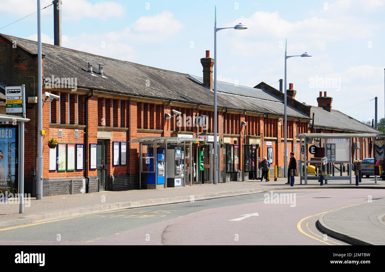 Railway Station Ansatz und Vorplatz, Hitchin, Hertfordshire, England, UK Stockfoto