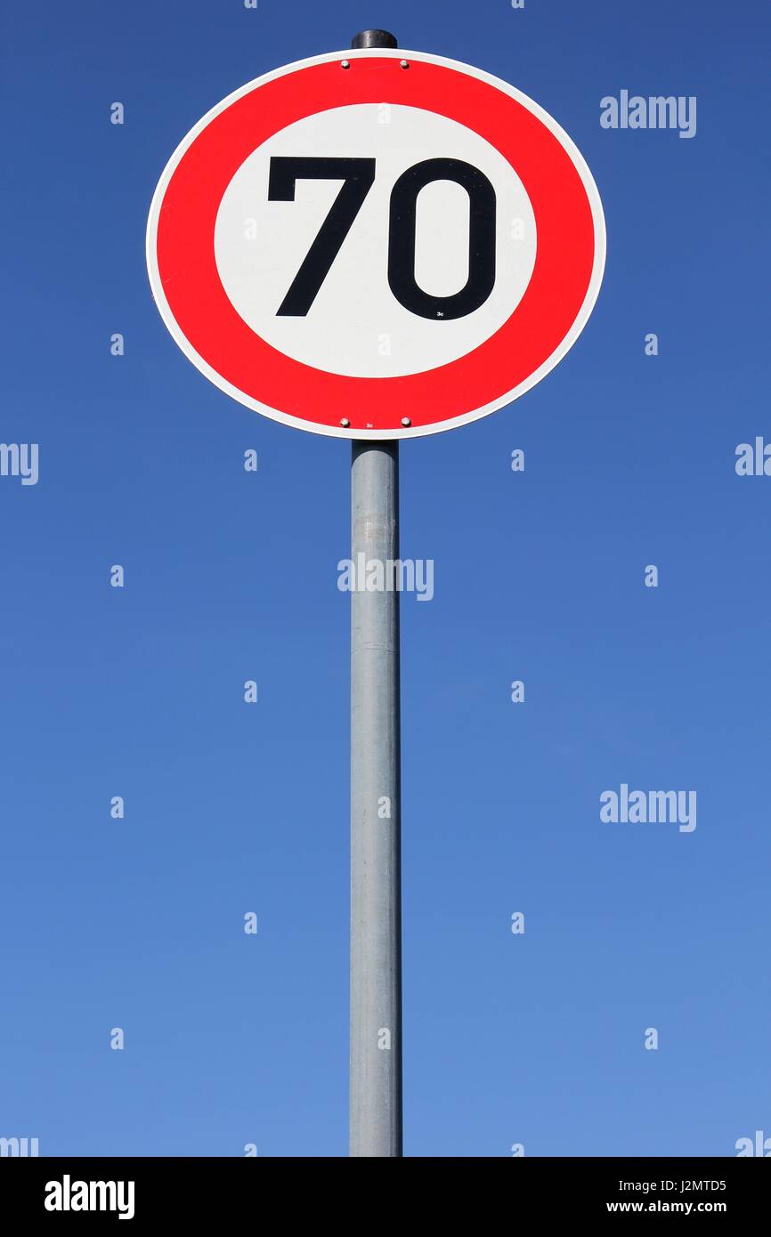 Deutsche Verkehrszeichen: Geschwindigkeit begrenzen 70 km/h Stockfoto