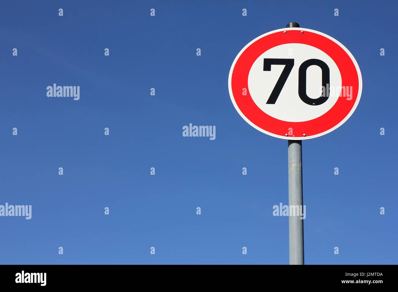 Deutsche Verkehrszeichen: Geschwindigkeit begrenzen 70 km/h Stockfoto