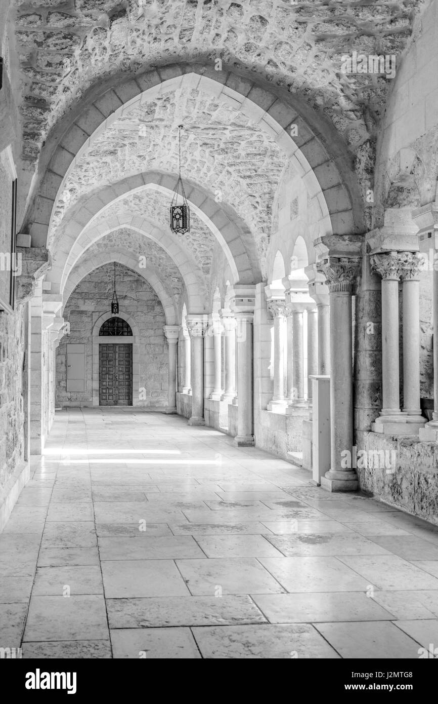 Halle im Franziskanerkloster führt zum Eingang - schwarz / weiß Stockfoto