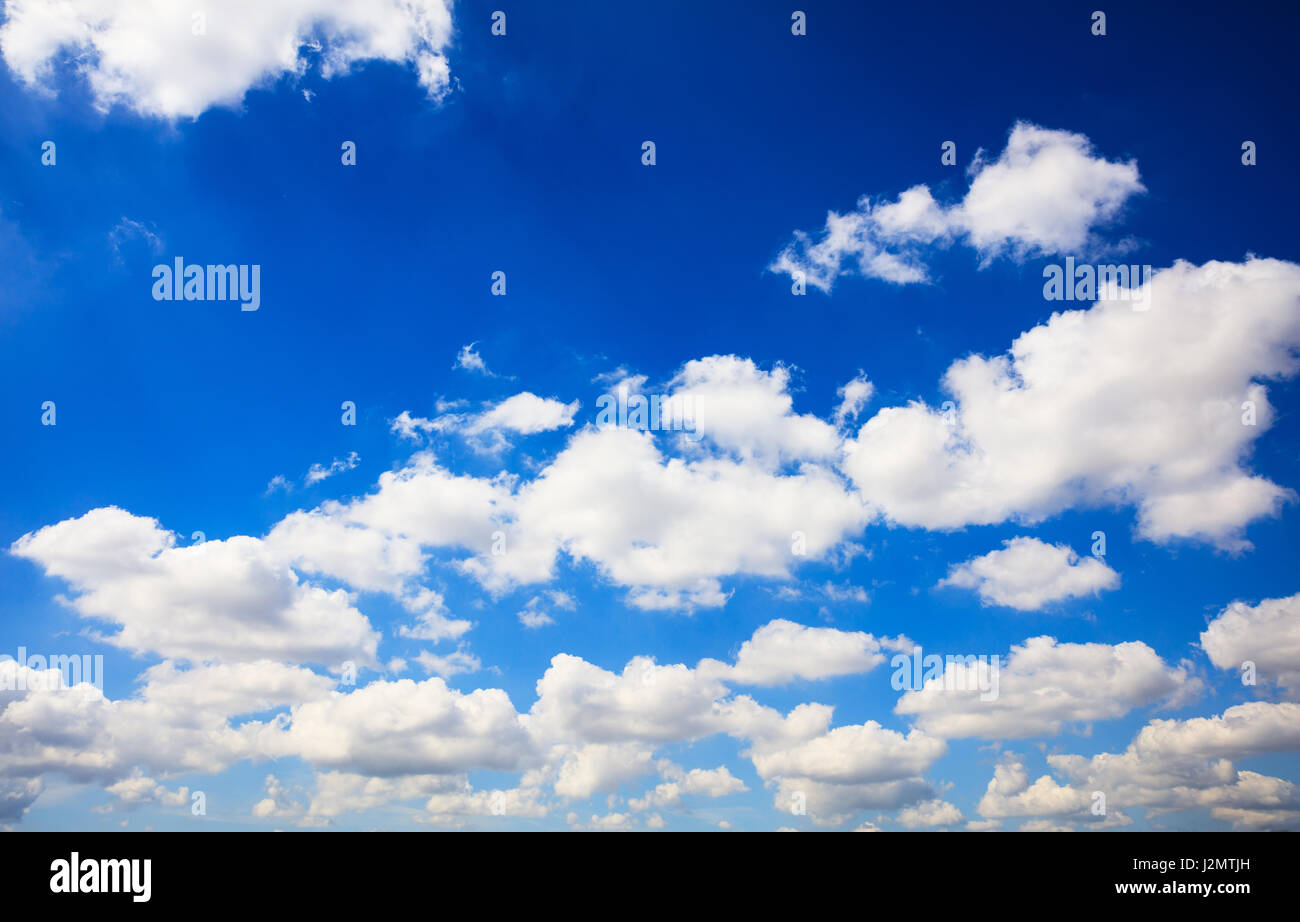 Einige Wolken am blauen Himmelshintergrund Stockfoto