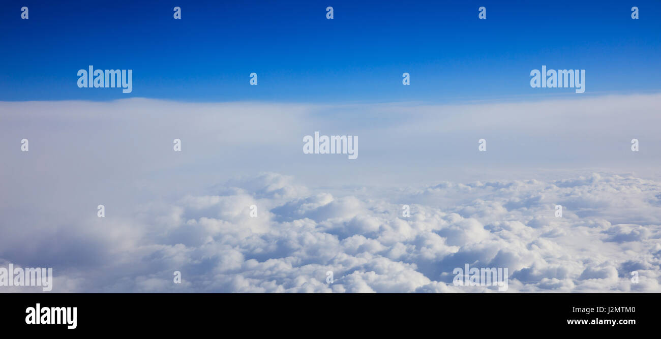 Schöne Aussicht auf Wolken und Himmel aus einem Flugzeugfenster Stockfoto