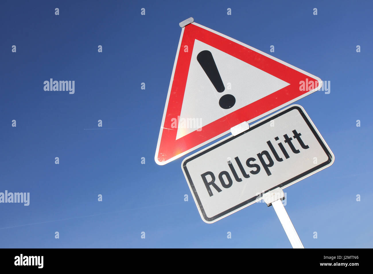 Deutsche Verkehrszeichen: Achtung - Splitt lose Stockfoto