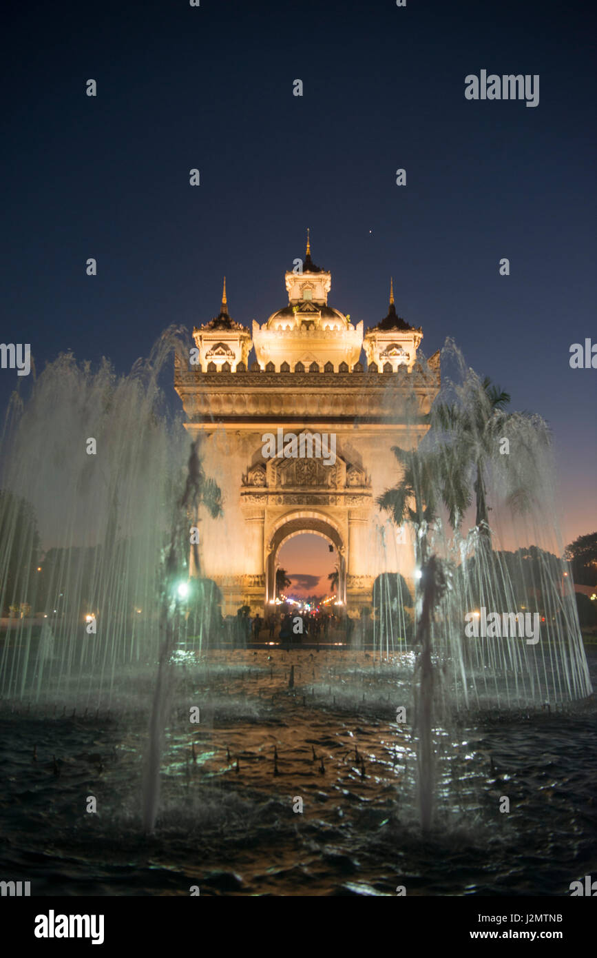 der Patuxai Bogen in der Stadt Vientiane in Laos in der Südostasien. Stockfoto