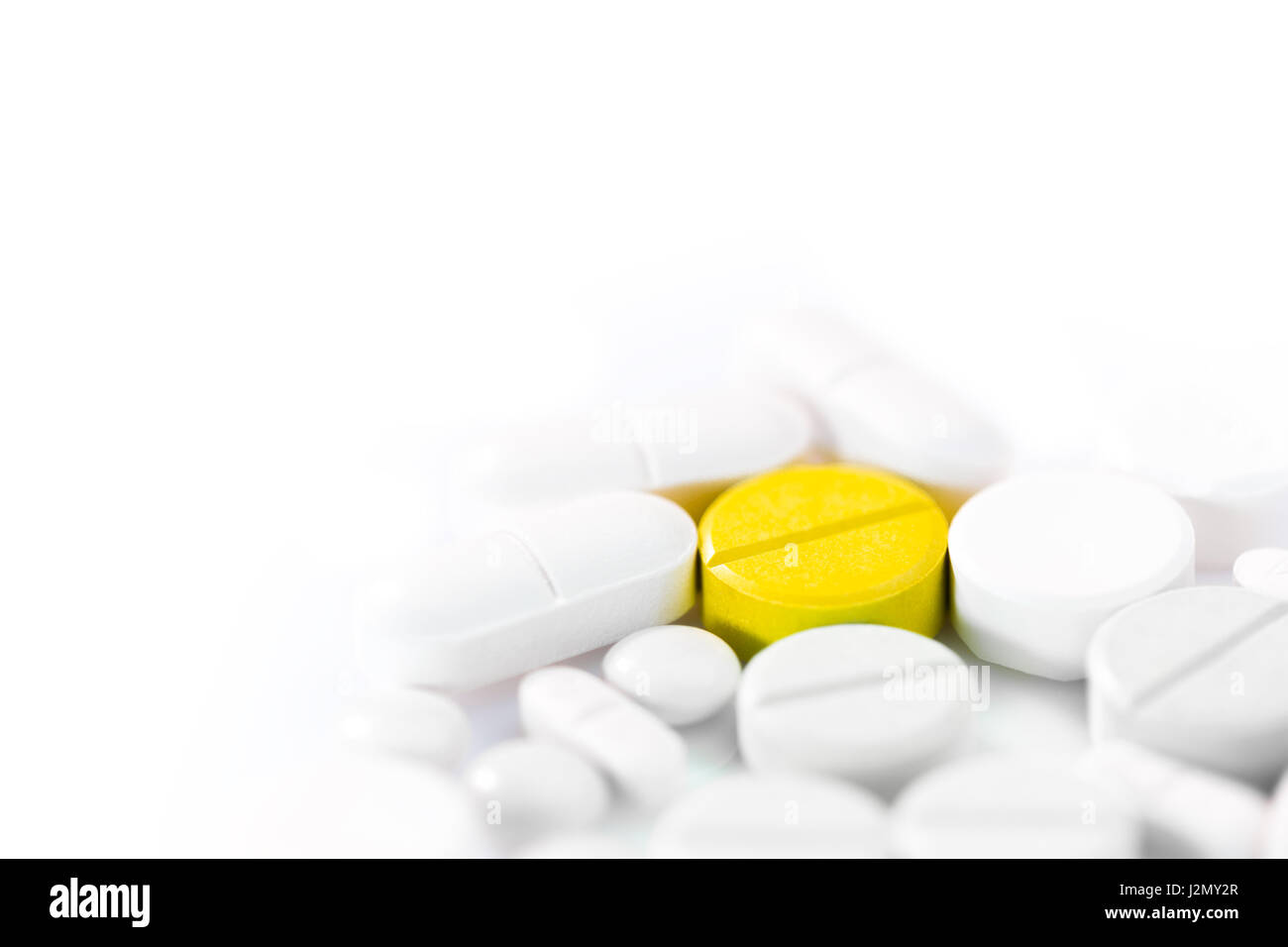 Medizin-Pillen in a Formen, Farben und Größen auf weißem Hintergrund, selektiven Fokus mit geringen Schärfentiefe auf die gelbe Pille, Raum für copys Stockfoto