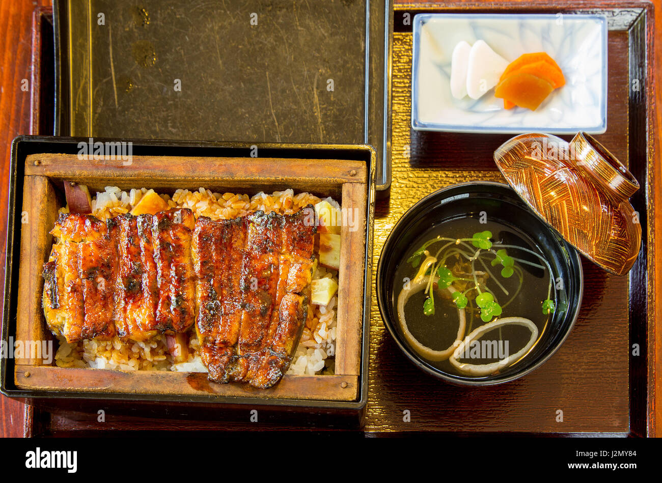 Japanischer Aal, Reis und Miso-Suppe servieren in Bento gesetzt in einem berühmten japanischen restaurant Stockfoto