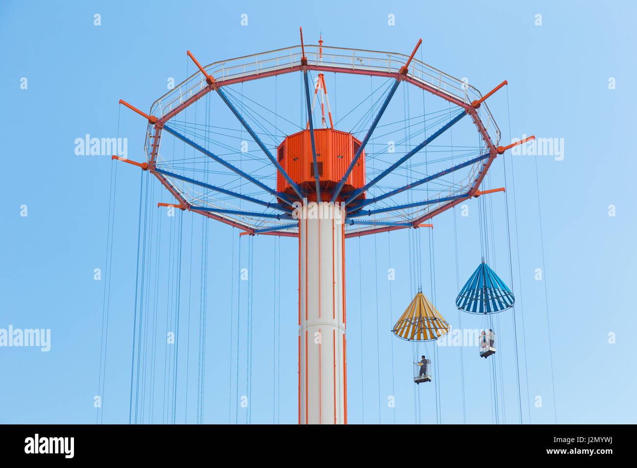 TOKYO, JAPAN - 19. Juli 2016 - Menschen genießen ihre Parachute Drop Ride im Tokyo Dome Vergnügungspark in Tokio am 19. Juli 2016 Stockfoto