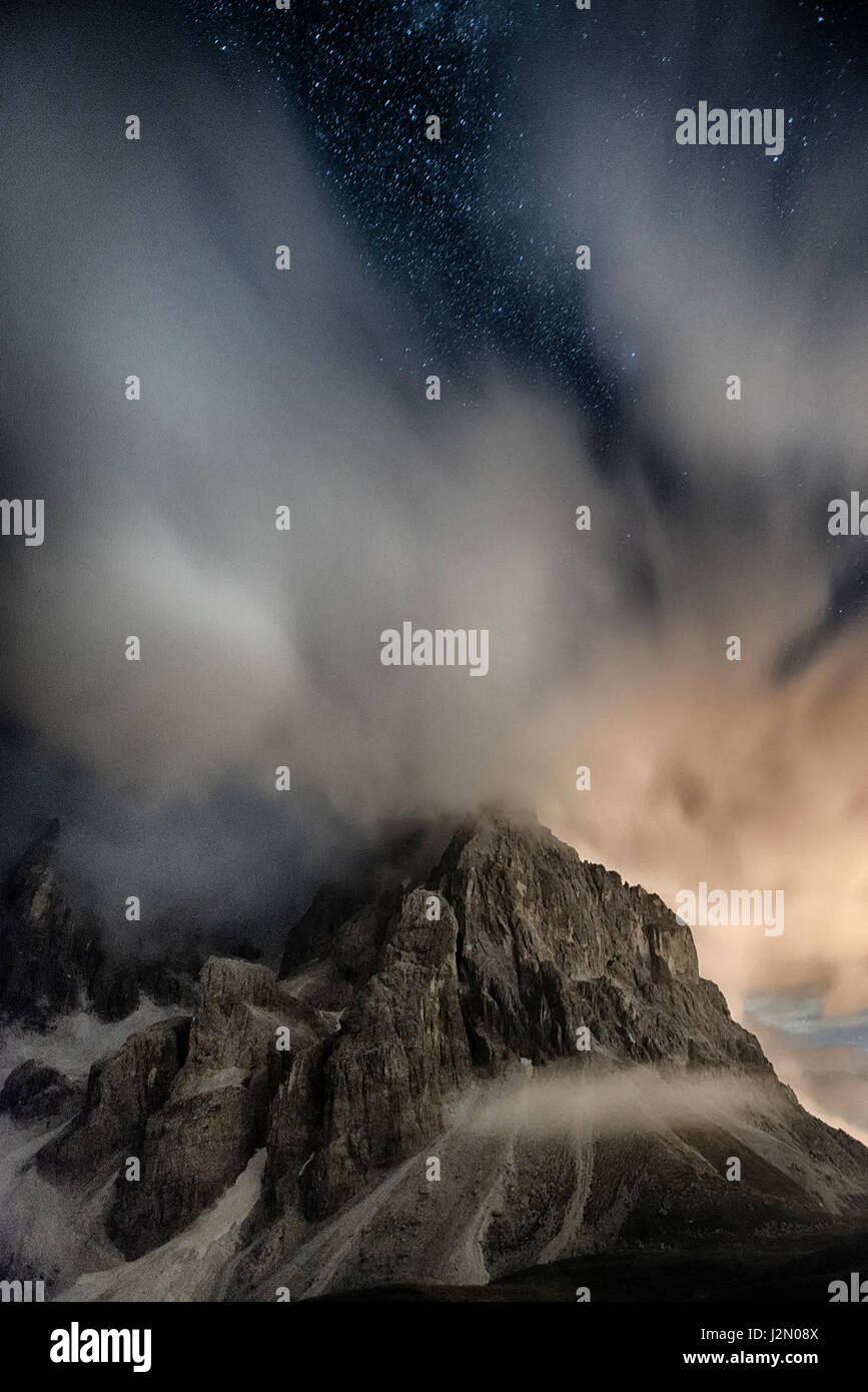 Cimon della Pala in der Nacht mit Wolken und Sternen gesehen vom Rolle-Pass - Trentino, Italien Stockfoto