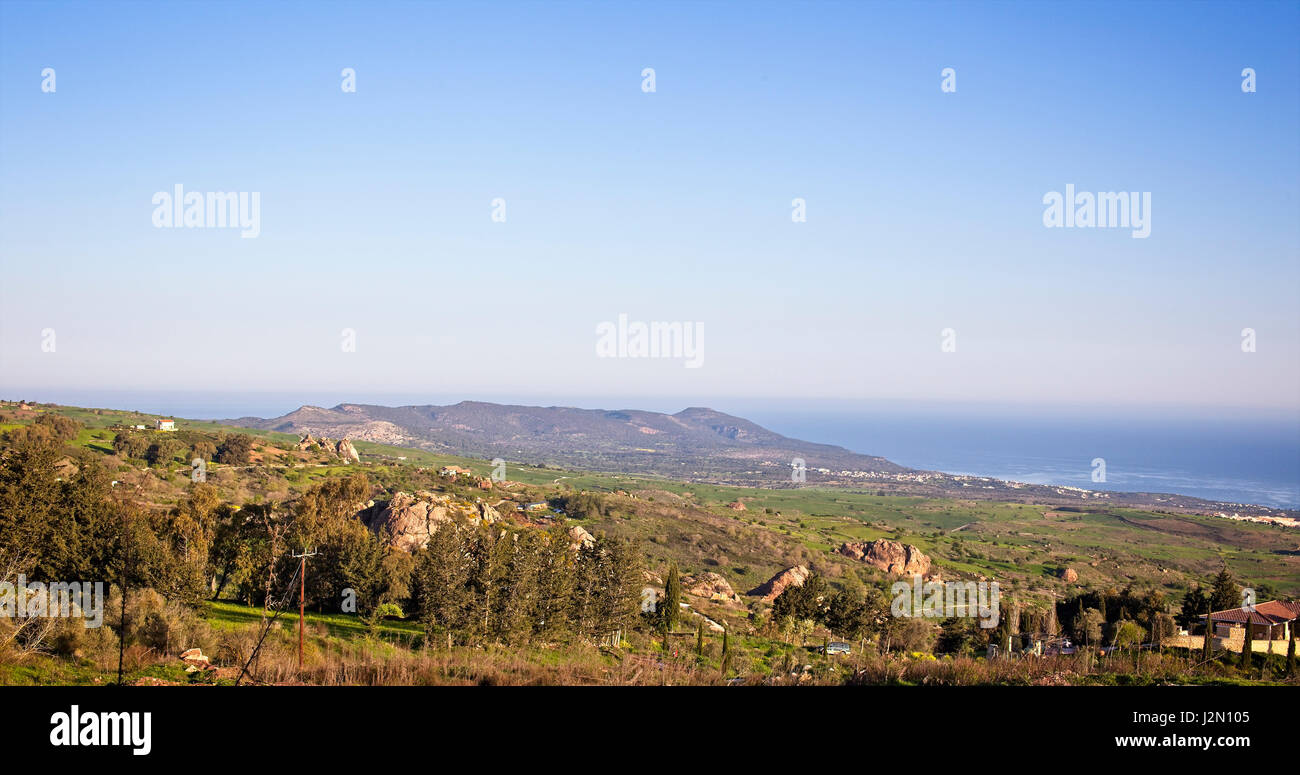 Blick über Laatchi auf der Akamas-Halbinsel und das Mittelmeer aus Droushia, Paphos, Zypern. Stockfoto