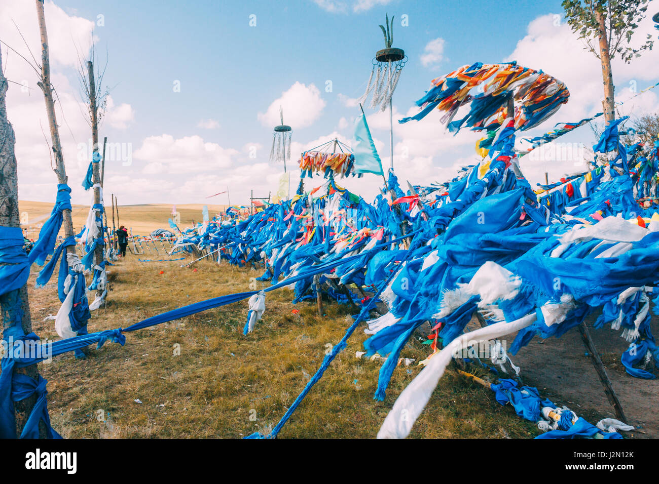 weiße und blaue Obo und Aobao Landschaft in der Mongolei, mongolische Totem im Grünland mit blauem Himmel, horizontale Stockfoto