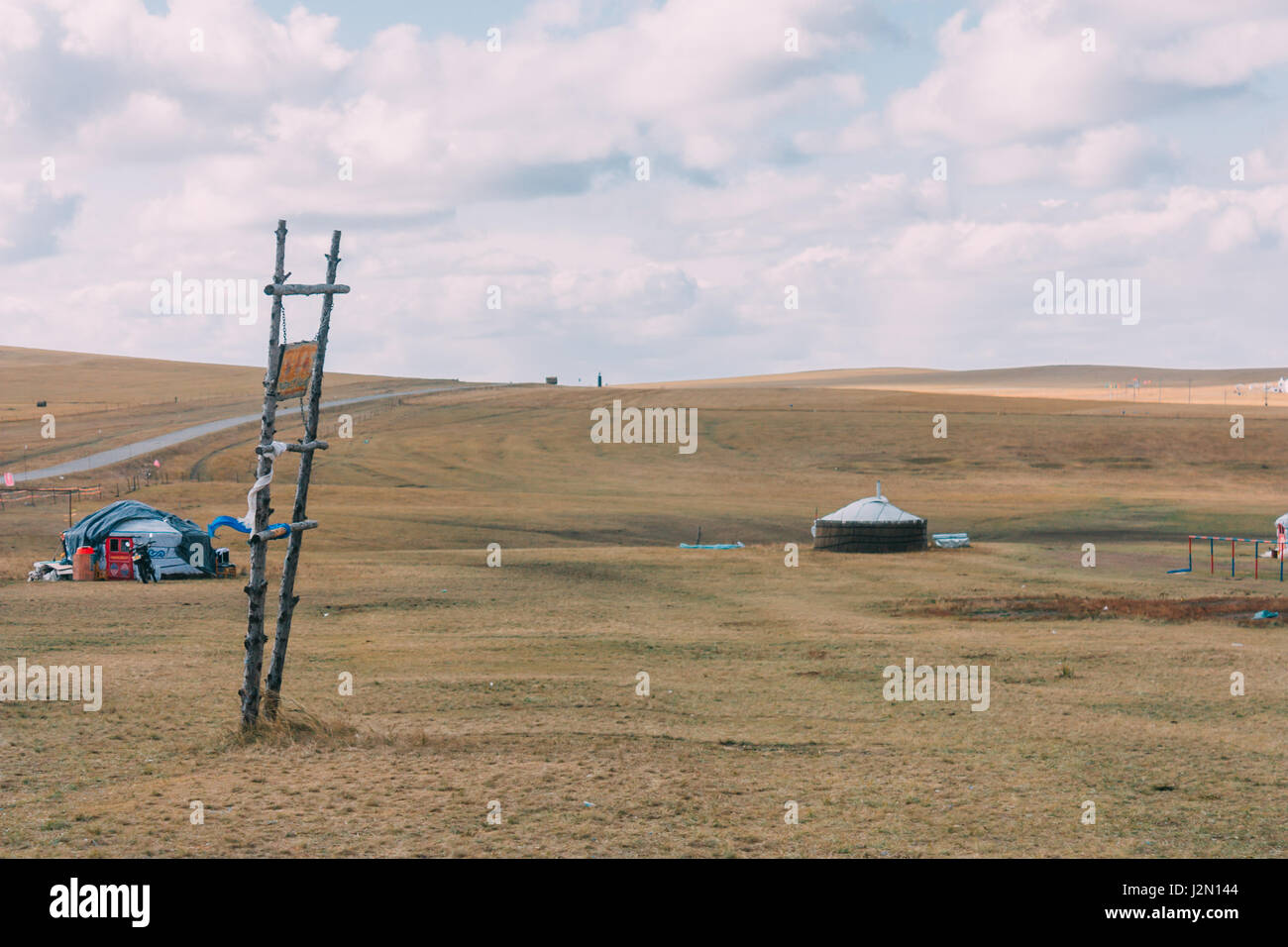 Gruppe von Jurten in der Mongolei Grünland mit blauem Himmel, horizontale Stockfoto
