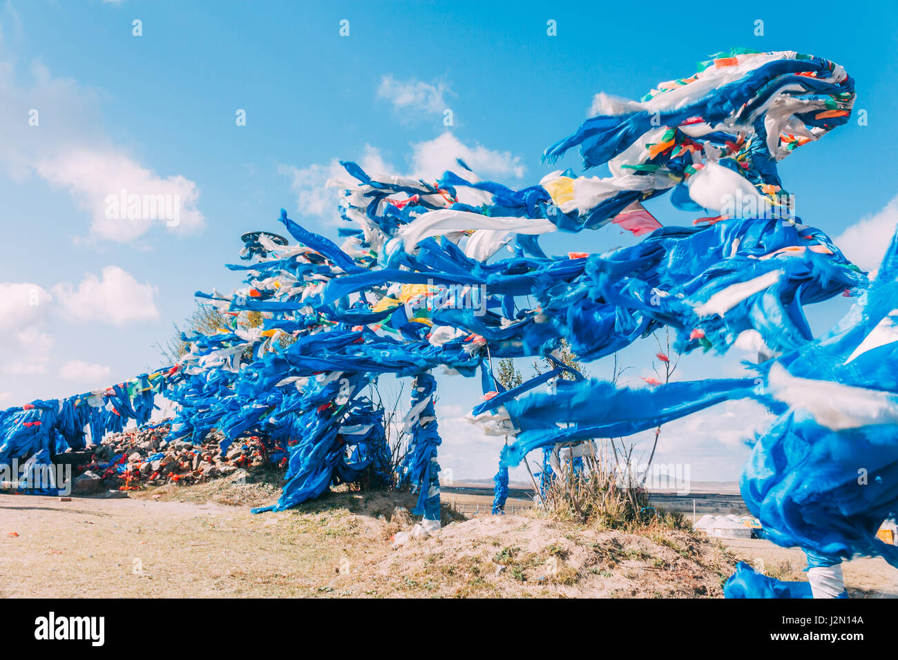 weiße und blaue Obo und Aobao Landschaft in der Mongolei, mongolische Totem im Grünland mit blauem Himmel, horizontale Stockfoto