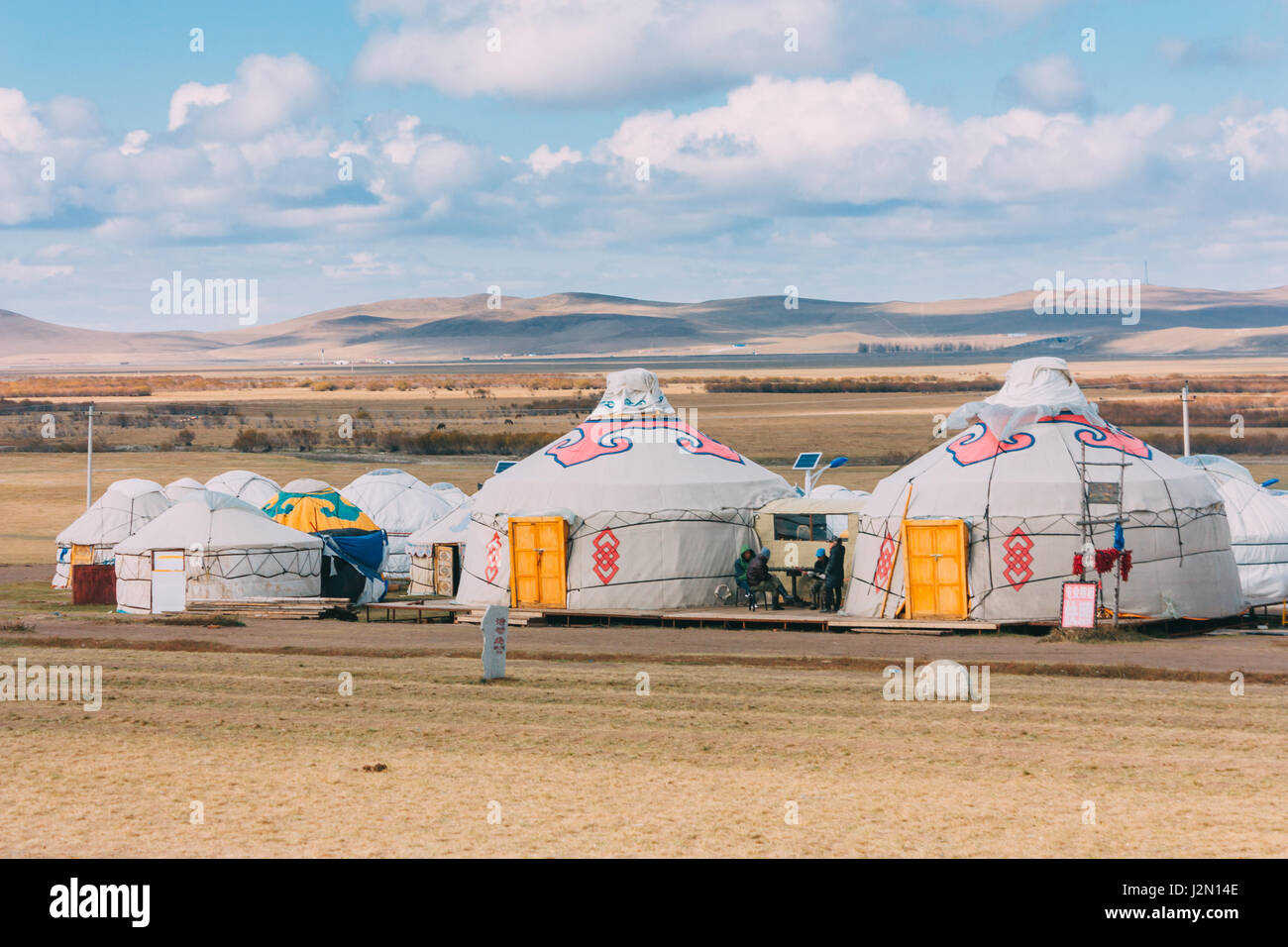 20140924 Inner wiederzutreffen, China, Gruppe von Jurten in der Mongolei Grünland mit blauem Himmel, horizontale Stockfoto